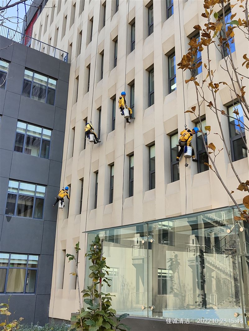 高空作业是针对高度超过 2 米的各类高空工程施工服务,涵盖高空安装、高空维修、外墙翻新