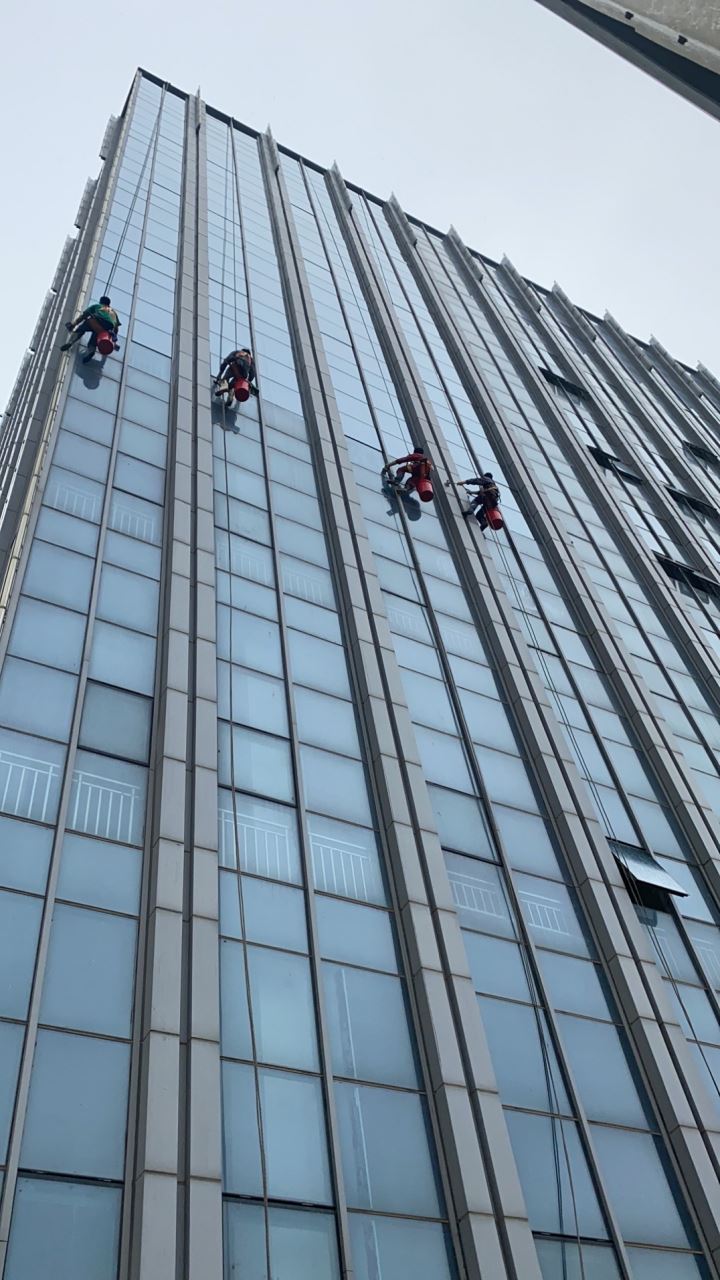 高空作业是针对高度超过 2 米的各类高空工程施工服务,涵盖高空安装、高空维修、外墙翻新