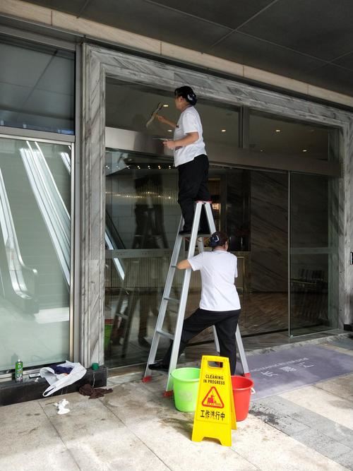 日常保洁服务主要针对家庭、办公场所、商铺等,包括地面除尘拖洗、玻璃擦拭